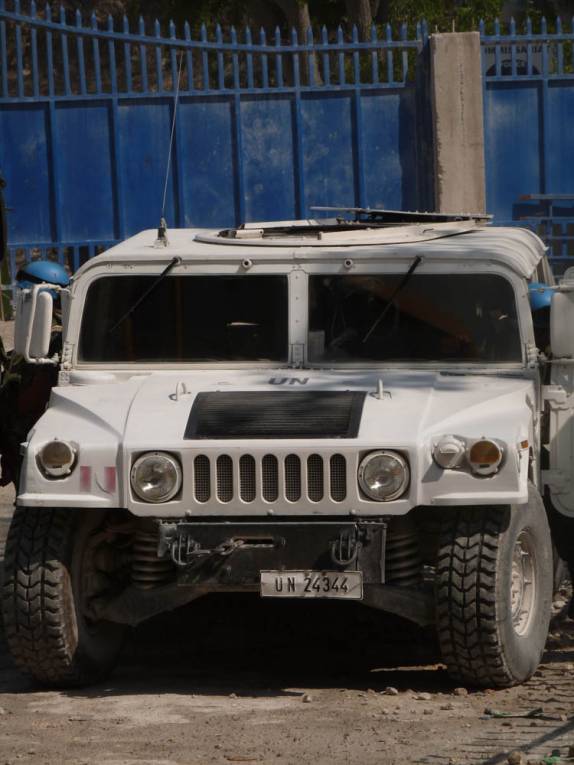 Veículo da ONU na fronteira do Haiti